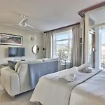 Cascades Sunny Studio With Views